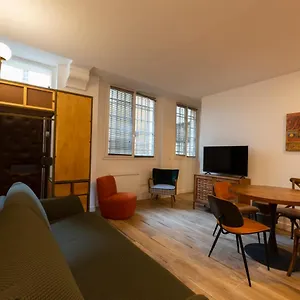 Au Pied De La Tour , París Francia